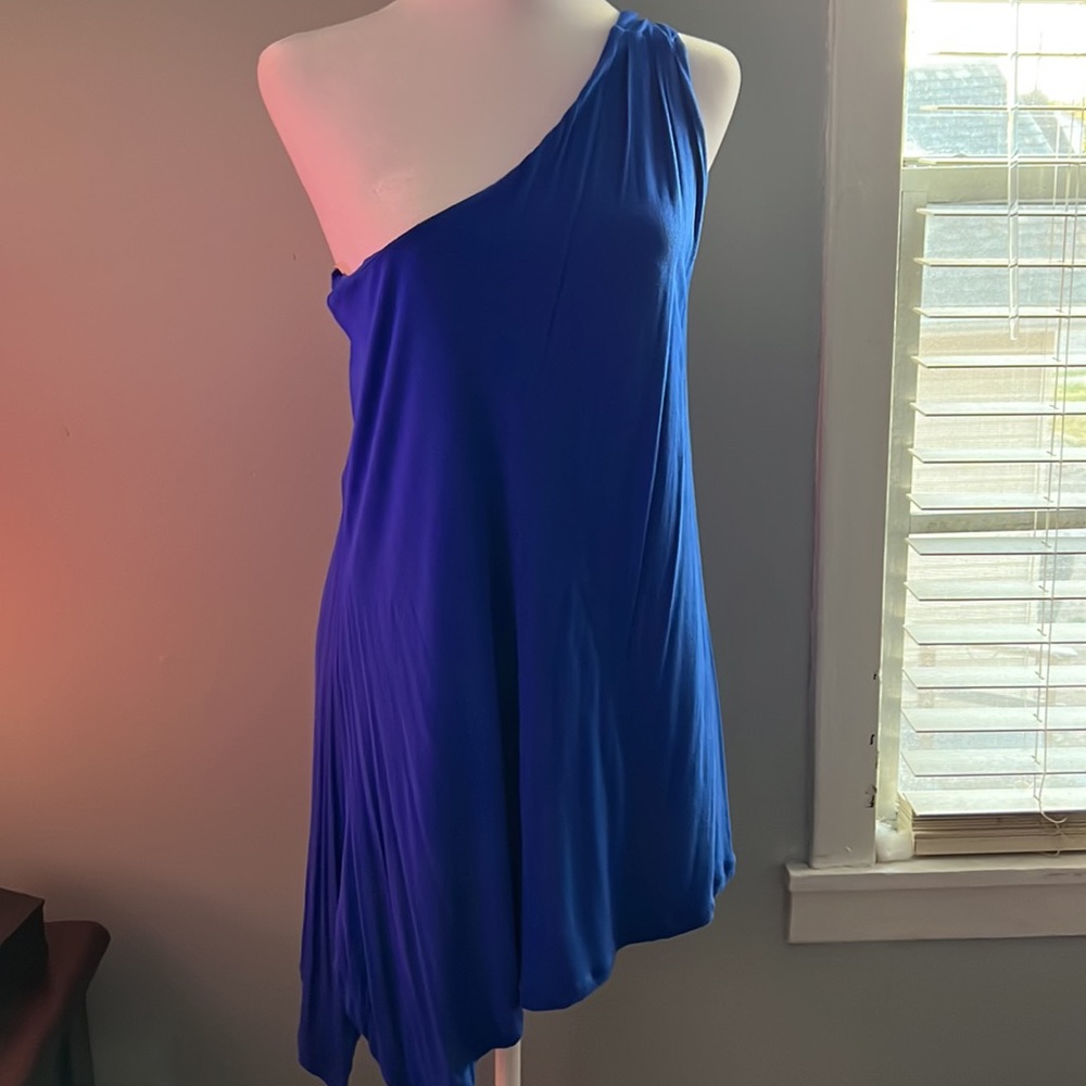 Cable & Gage beautiful bright blue 1/2 shoulder top size med nwot